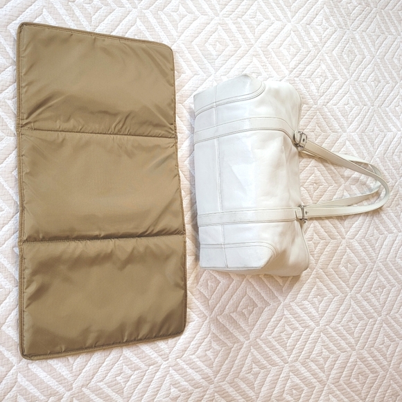 Coach zip top handbag with diaper pad in white leather - Picture 14 of 16